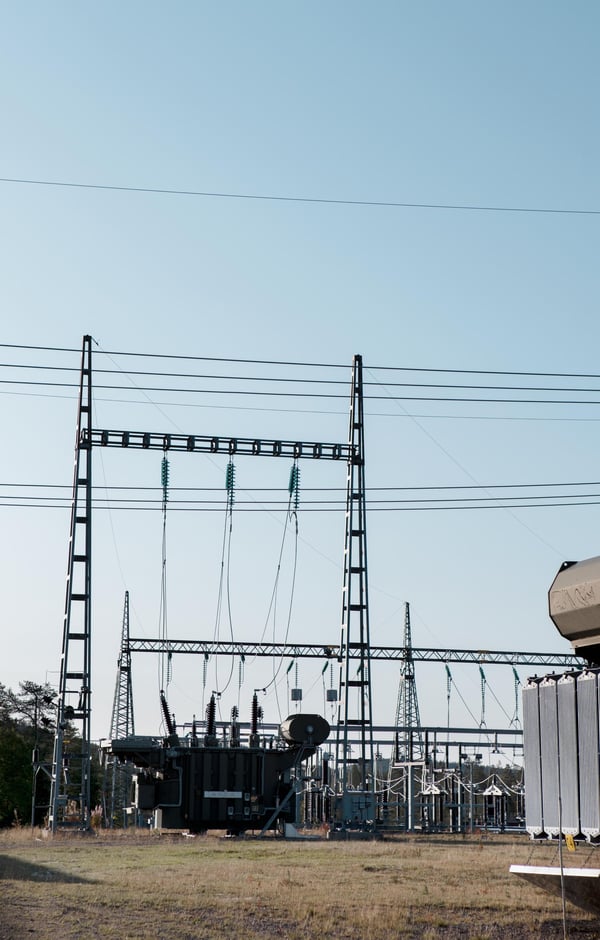 Sähköasema ja suurjännitelinjat ulkona