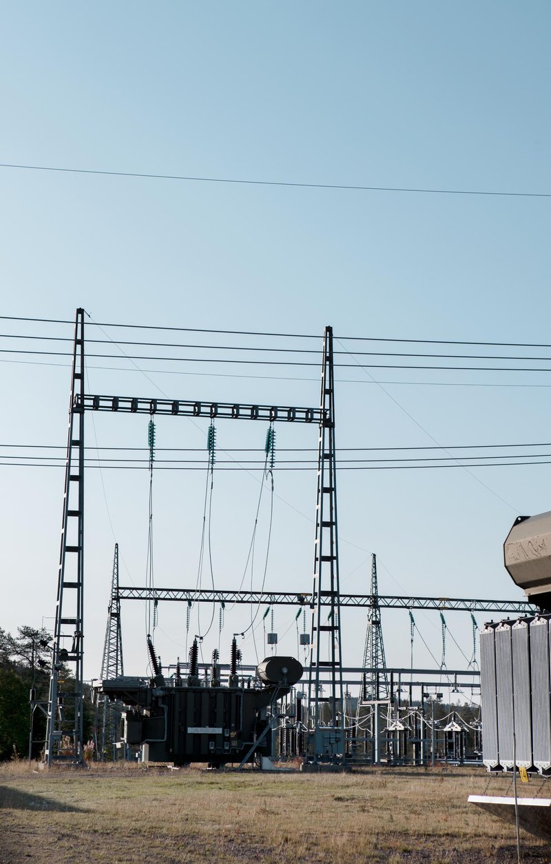 Sähköasema ja suurjännitelinjat ulkona