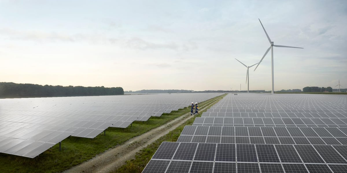 Aurinkopaneeleja ja tuuliturbiineja avoimella kentällä