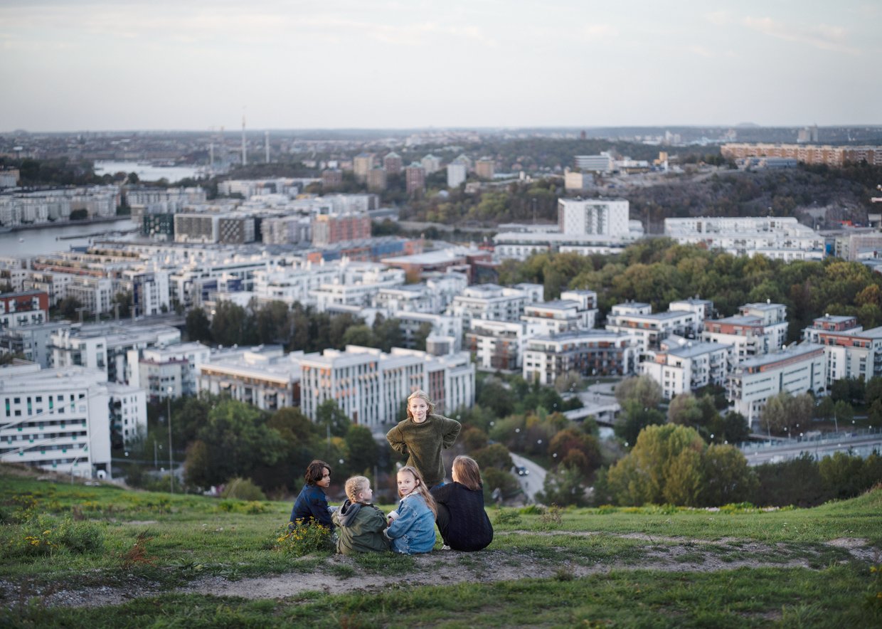 CUsersazv24DesktopLarge Screen 72 DPI-Vattenfall_brand_sthlm_hill_children_city_view