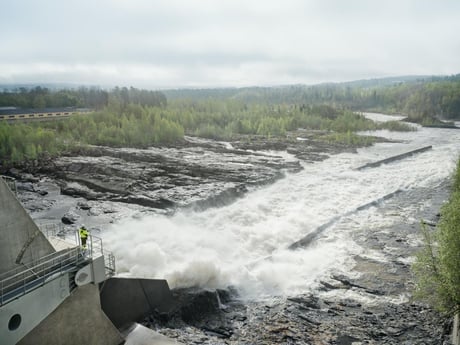 Vesivoimalaitos, jossa vettä johdetaan padon kautta kuohuvaan jokiuomaan