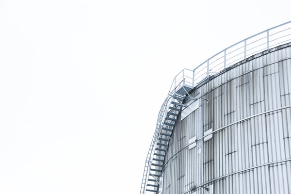 Lämmintä vettä varaava säiliö