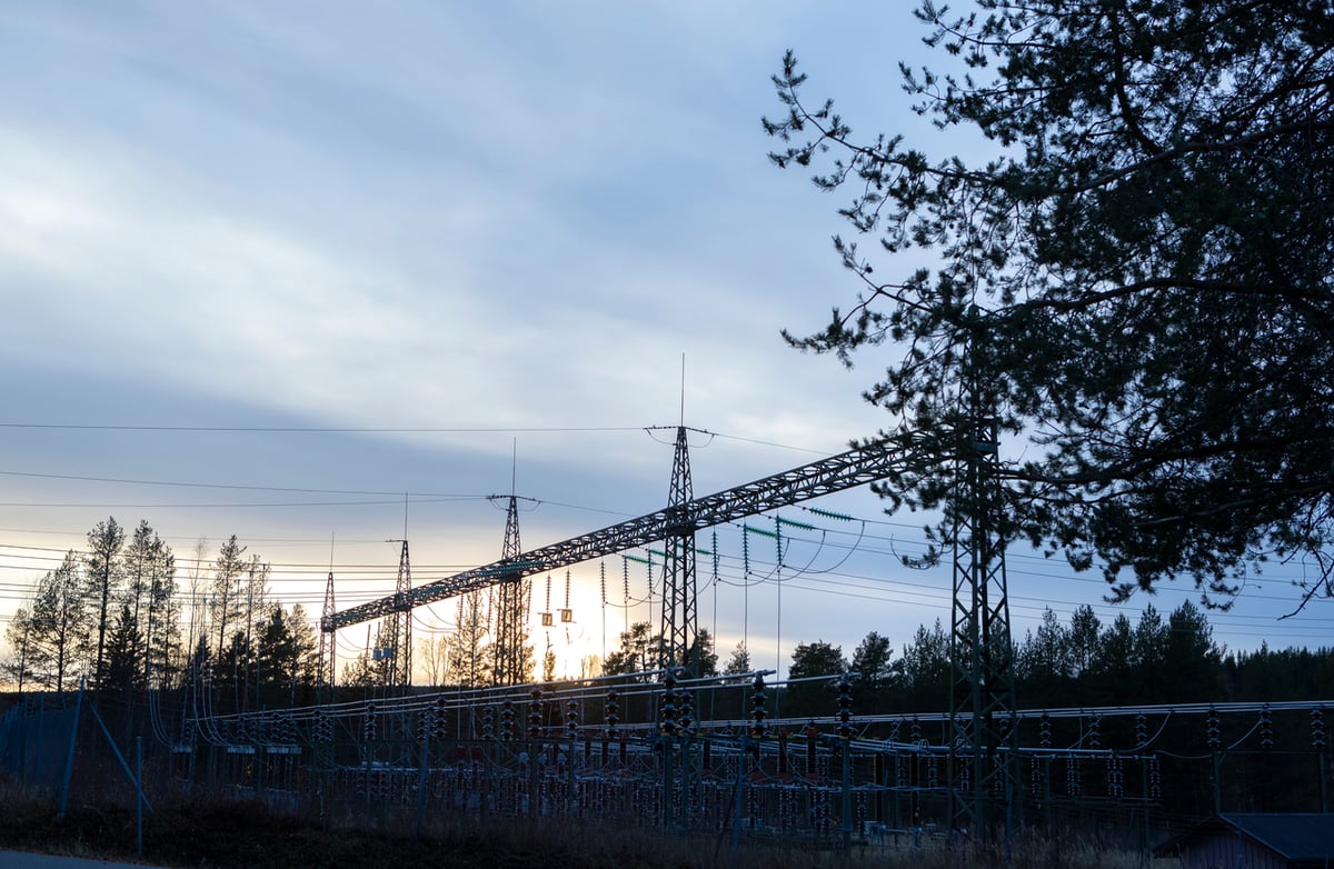 Voimajohtoja iltahämärässä