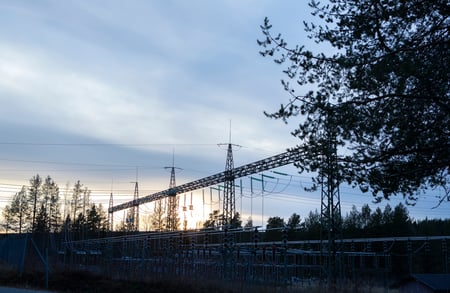 Voimajohtoja iltahämärässä