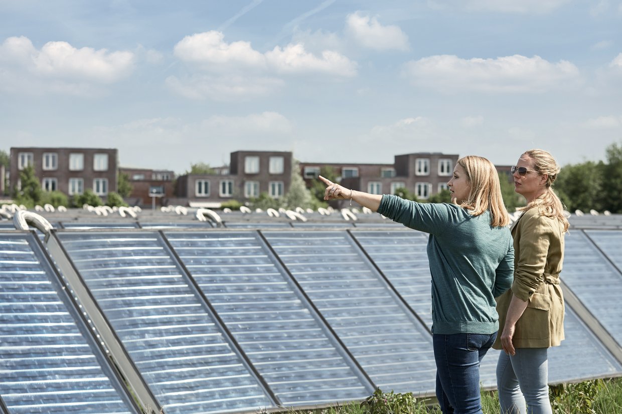 Medium Screen 72 DPI-Vattenfall_Customer_Women_Solar_Panels_Residental_Area_122