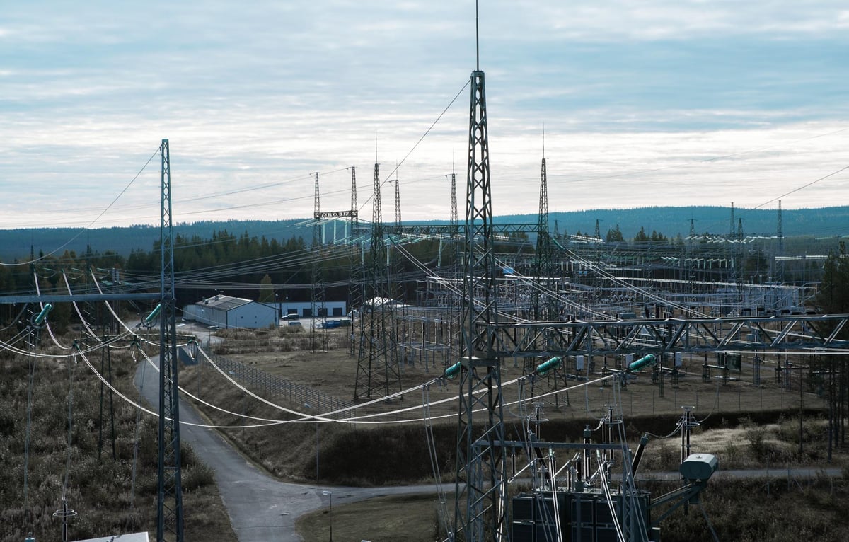 Sähköverkkoa ja kantaverkon voimajohtoja