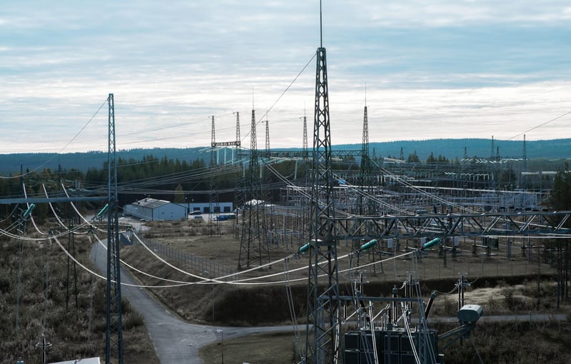 Sähköverkkoa ja kantaverkon voimajohtoja