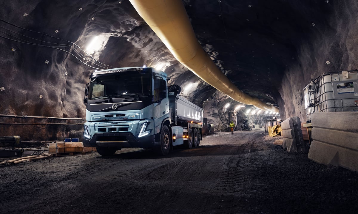 Sähkökäyttöinen kuorma-auto tunnelityömaalla kallion sisällä