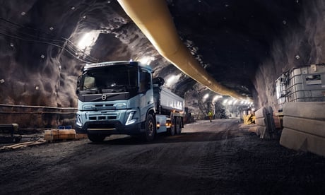 Sähkökäyttöinen kuorma-auto tunnelityömaalla kallion sisällä