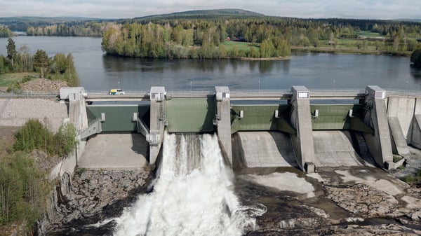 Stornorrforsin vesivoimalaitoksen patoluukut Uumajanjoella